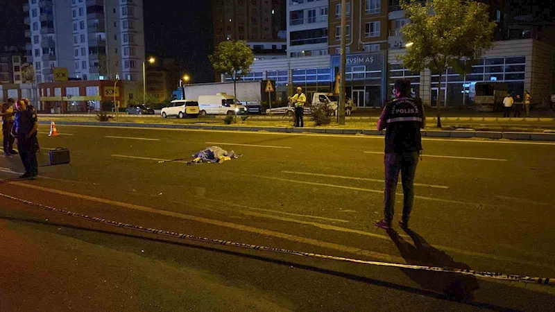 Kayseri’de feci kaza... Yolun karşısına geçen yayaya peş peşe 2 otomobil çarptı: 1 ölü
