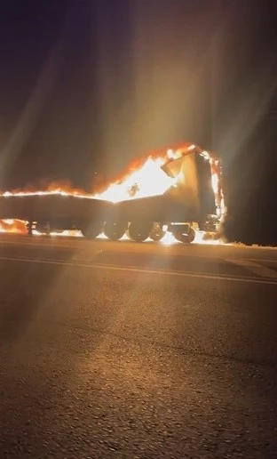 Alevlere teslim olan tır yanarak kullanılamaz hale geldi
