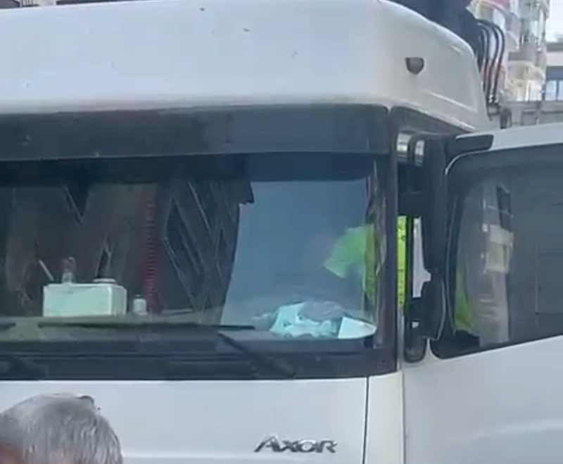 Kalp krizi geçiren tır sürüsü otomobile çarptı: 2 yaralı
