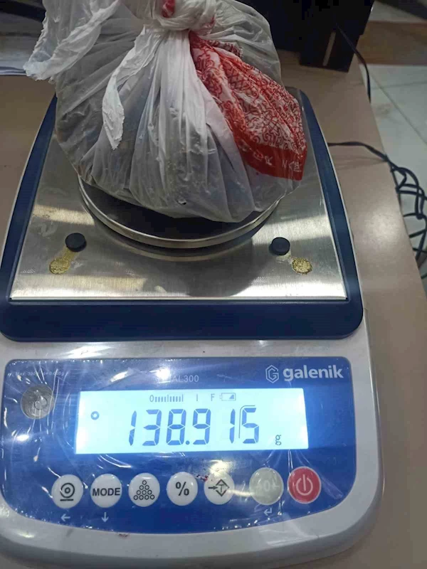 Attıkları poşetten uyuşturucu çıktı
