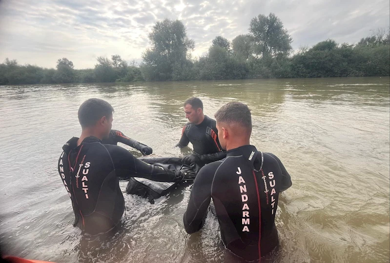 Sakarya Nehri’ne düştüğü öne sürülen gencin cansız bedeni 3 gün sonra bulundu
