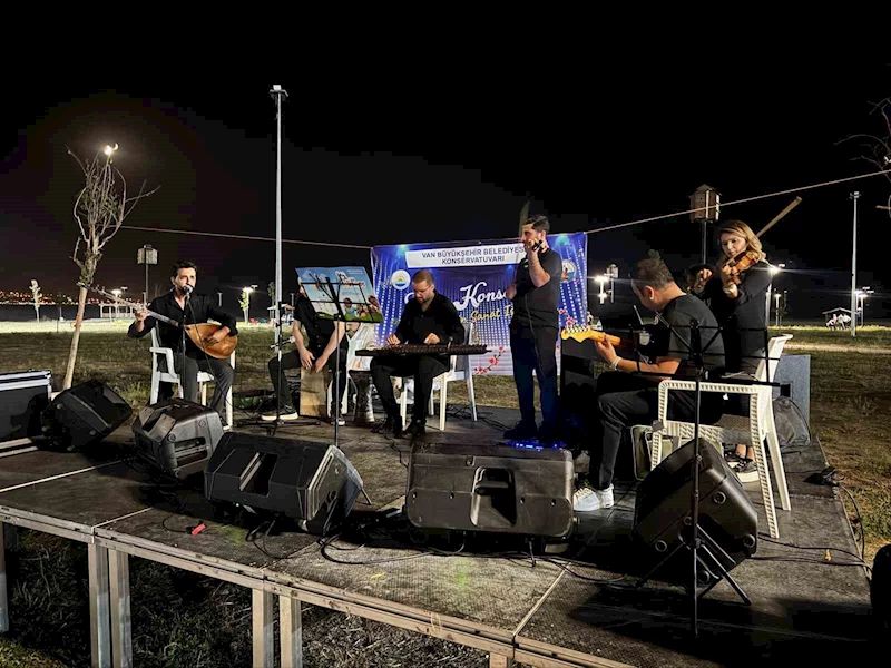 Van Büyükşehir Belediyesi’nin yaz konserlerine yoğun ilgi
