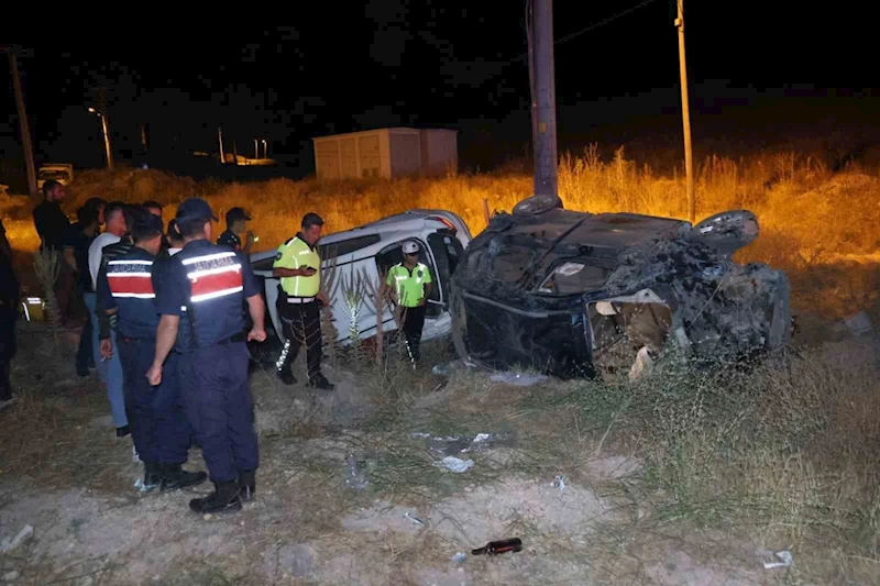 Önündeki araca çarptı, iki araç da takla attı: 2’si ağır 5 yaralı

