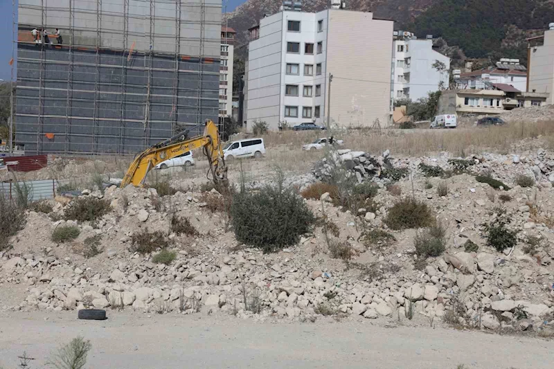 Yıktığı binanın altında kalmaktan saniyelerle kurtuldu, korku dolu anlar kamerada
