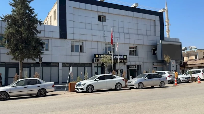 Suruç Belediyesine taşlı saldırı kamerada
