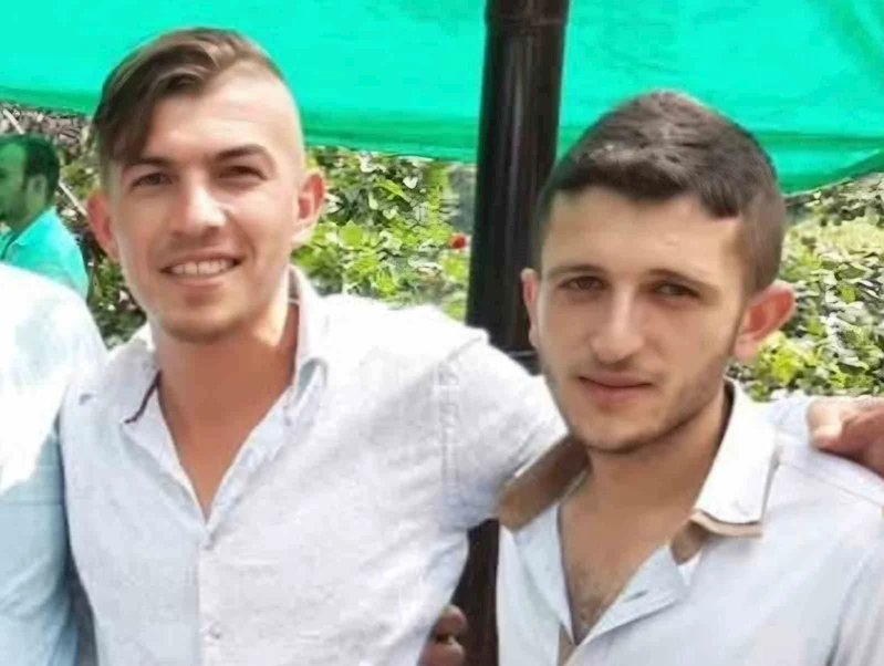 Evinde 2 arkadaşını öldürüp teslim oldu
