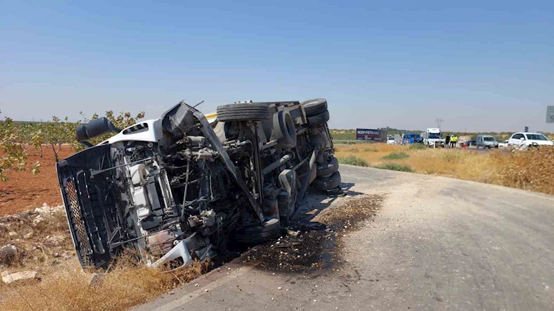 Araçla çarpışan kamyon yan yattı: 1 yaralı
