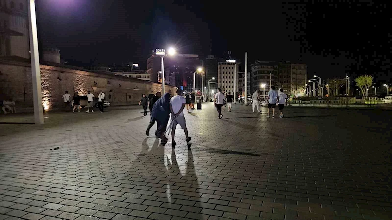 İstanbul’da şimşekler geceyi aydınlattı
