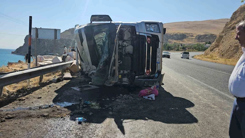 Adilcevaz’da saman yüklü tır devrildi: 2 kişi yaralandı
