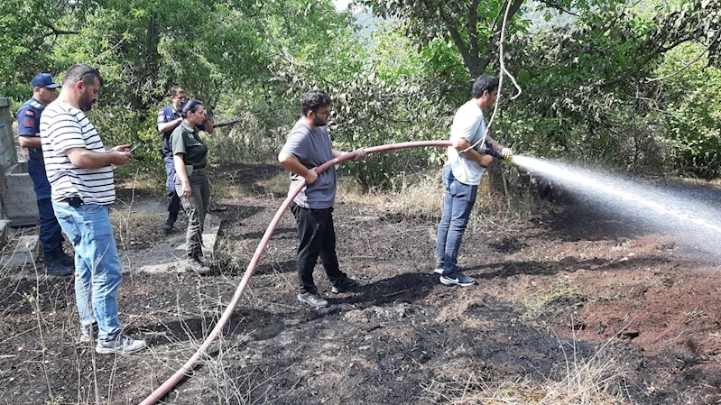 Bolu’da facianın eşiğinden dönüldü: Tarlada çıkan yangın, eve ve ormana sıçramadan söndürüldü
