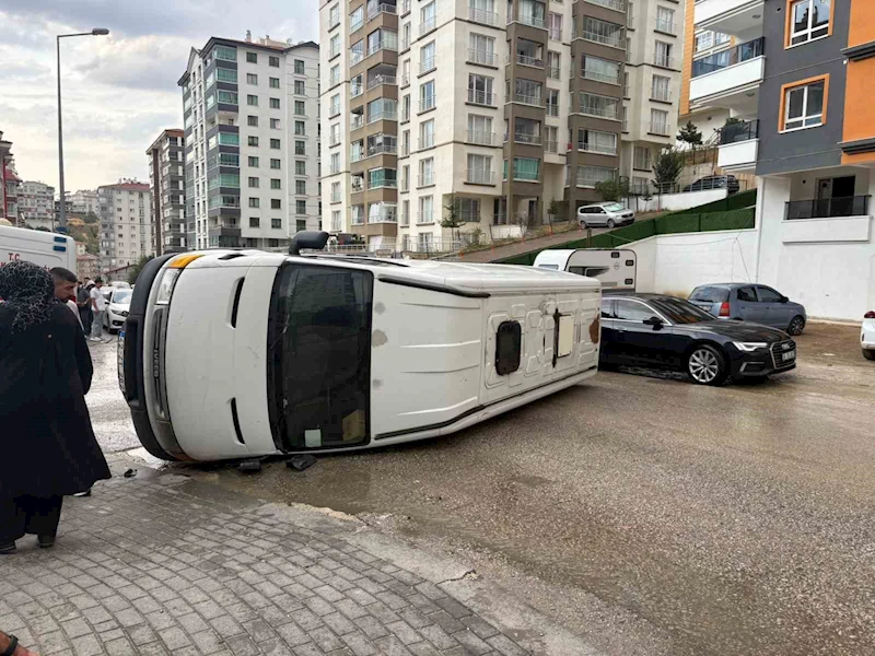Ankara’da minibüs yol kenarına devrildi
