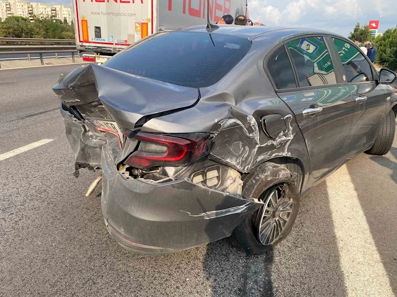 Kocaeli TEM Otoyolu’nda 4 araçlı zincirleme kaza
