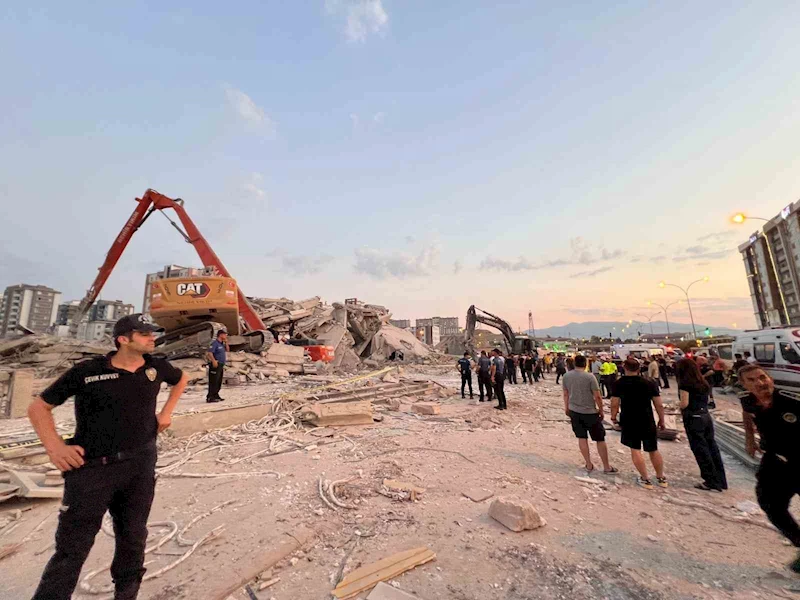 Kahramanmaraş’ta bina yıkımı sırasında iş makinası operatörü göçük altında kaldı

