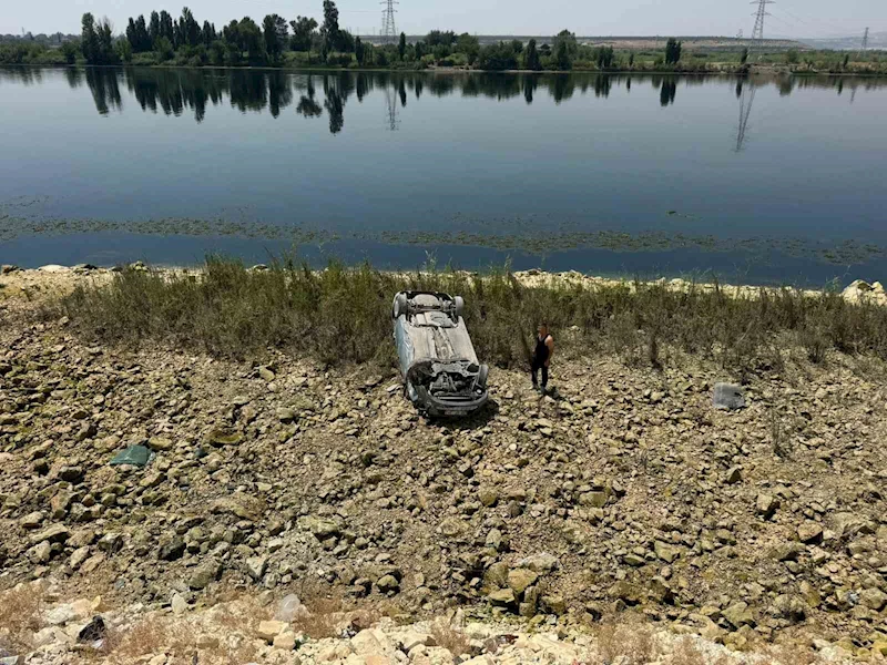 Şanlıurfa’da otomobil 5 metrelik şarampole devrildi, sürücü yara almadan kurtuldu
