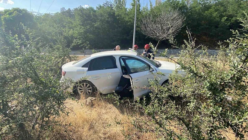 Çorum’da otomobil yol kenarındaki bordür taşlara çarptı: 2 yaralı
