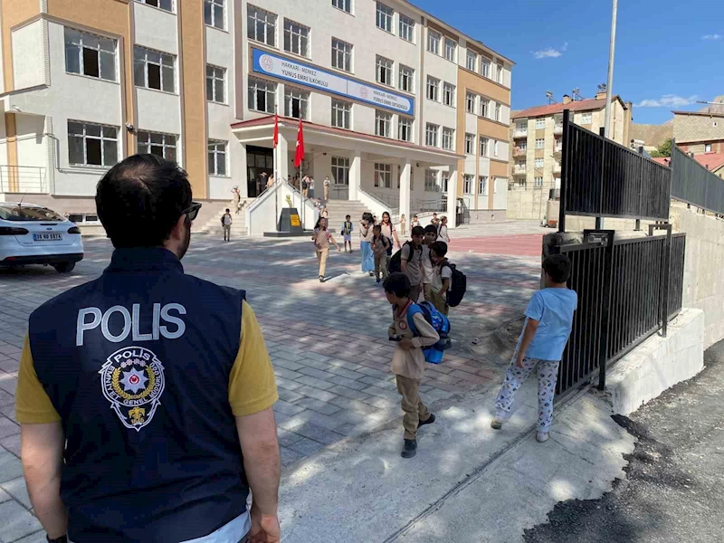 Hakkari polisi çocuklar için görev başında
