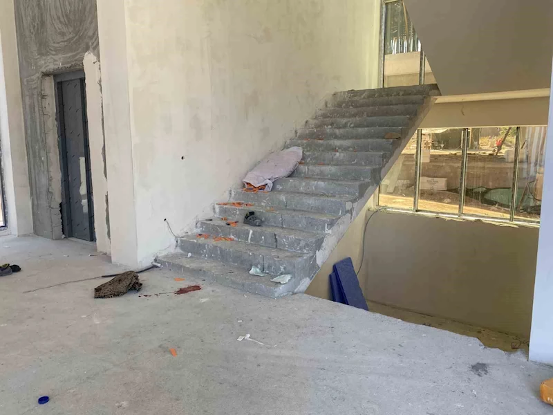 İnşaat merdivenlerinden yuvarlanan işçi yaralandı
