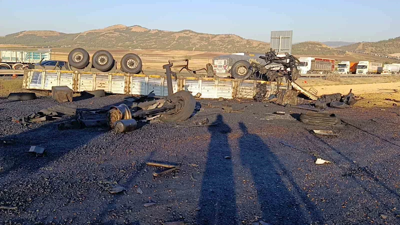 Freni patlayan mısır yüklü tır asfalt makinasına çarptı
