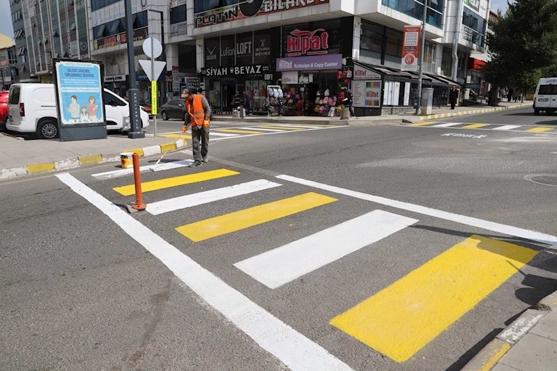 Belediye ekipleri yaya geçidi çizgilerini yeniledi
