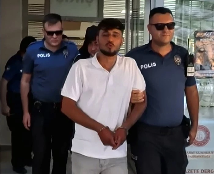 Tutuklanınca gazeteciye öpücük atıp, 