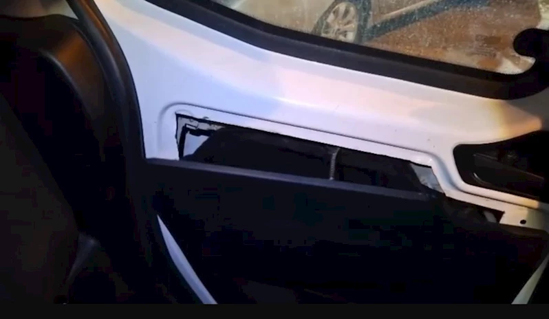 Araç anahtarıyla açılan gizli bölmede silah bulundu
