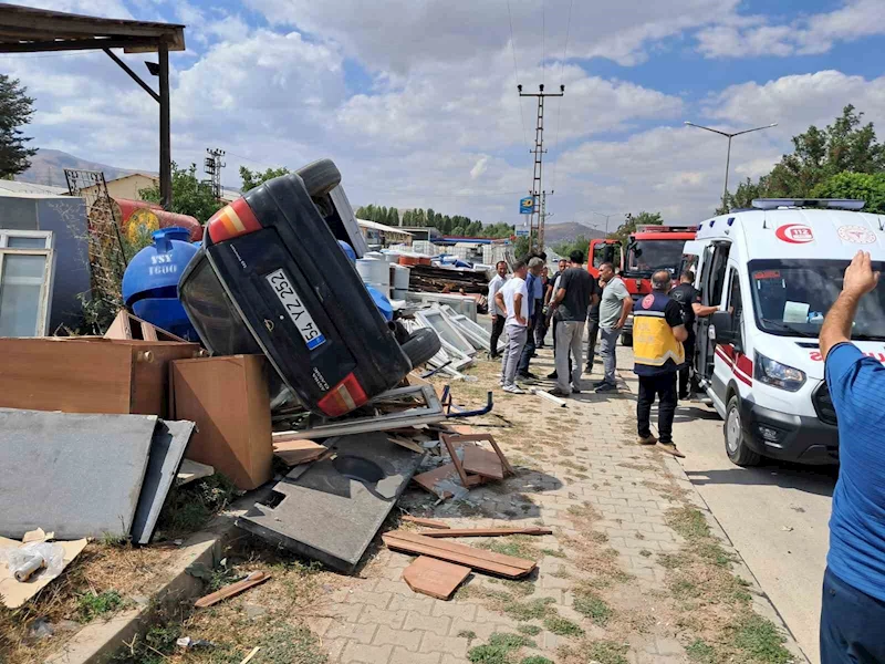 Muş’ta kontrolden çıkan otomobil hurdacıya girdi: 2 yaralı
