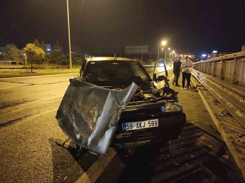 Tekirdağ’da lastiği patlayan otomobil bariyerlere çarptı

