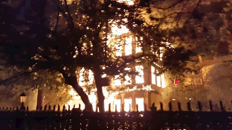 Bolu’da tarihi Keyvanlar Konağı kül oldu: Alevler geceyi aydınlattı
