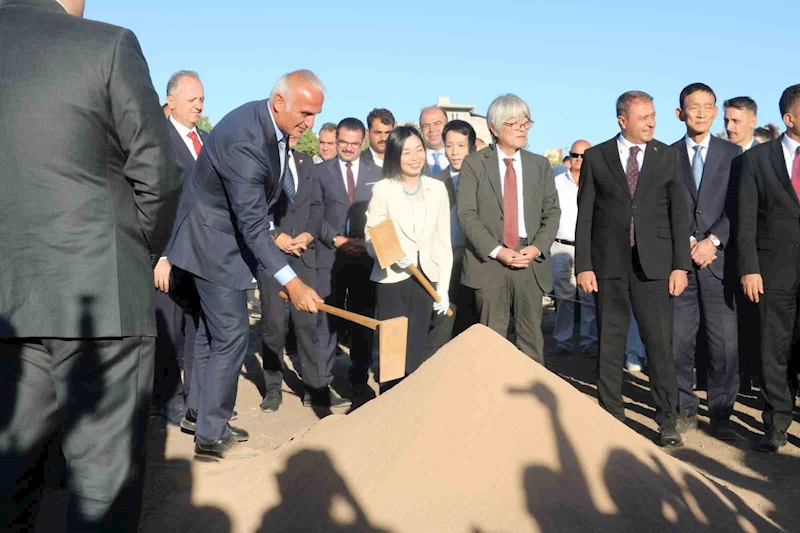 Ayanlar Höyük’te kazı çalışmaları başladı: İlk kazmayı Japon Altes Prensesi Akiko Mikasa vurdu
