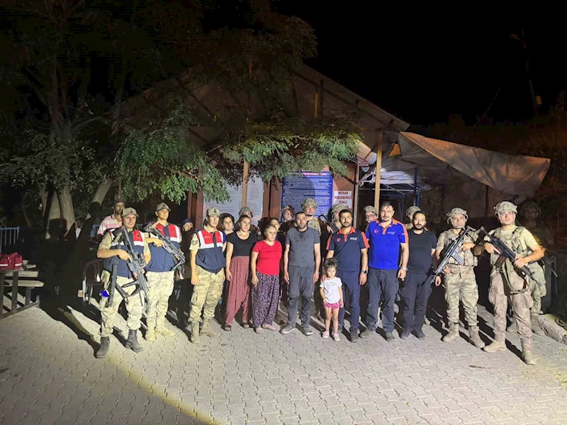 Ayılar nedeniyle mahsur kalan 6 kişilik aile kurtarıldı
