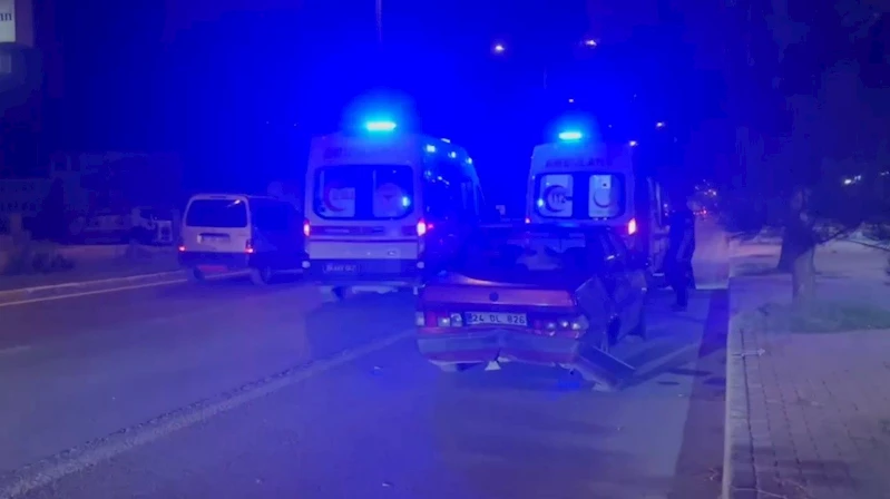 Erzincan’da iki otomobil çarpıştı: 3 yaralı
