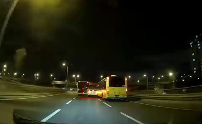 Başakşehir’de makas atan otomobil 2 otobüse çarptı
