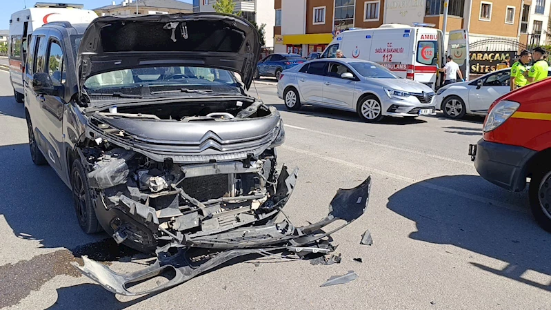 Hafif ticari araçla otomobil çarpıştı : 4 yaralı
