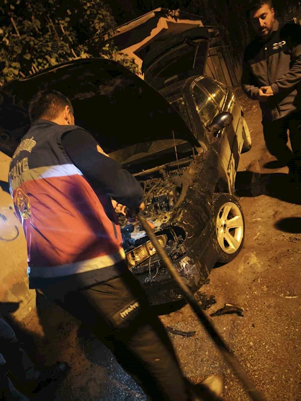 Van’da park halindeki otomobil yandı
