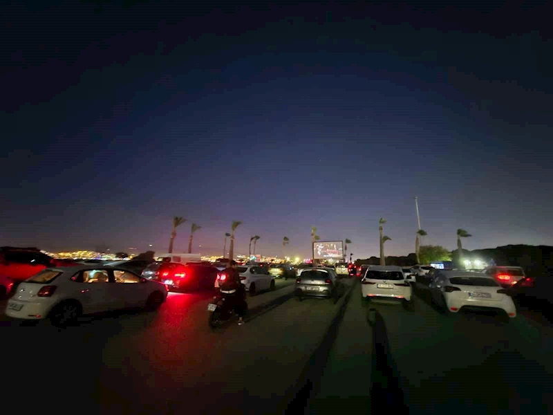 İzmir’de arabada film keyfi
