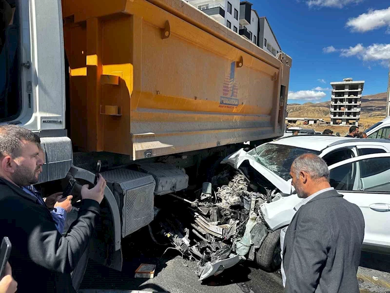 Tatvan’da kamyon ile otomobil çarpıştı: 3 yaralı
