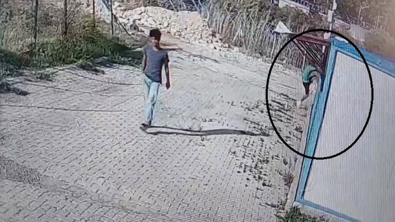 Arkadaşı nöbet tuttu, kendisi camdan girdiği konteynerden 30 saniye içerisinde laptop çaldı
