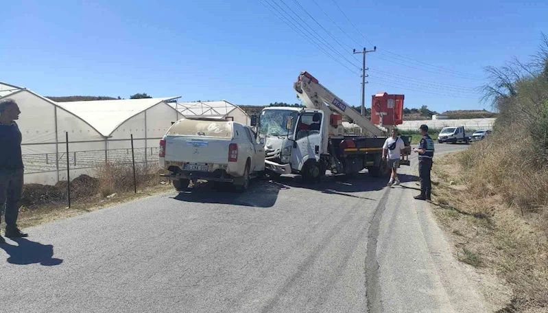 Kamyonla otomobil kafa kafaya çarpıştı: 3 yaralı
