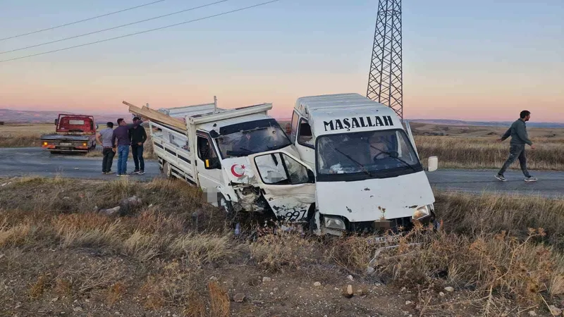 Çorum’da minibüs kamyonetle çarpıştı: 4 yaralı
