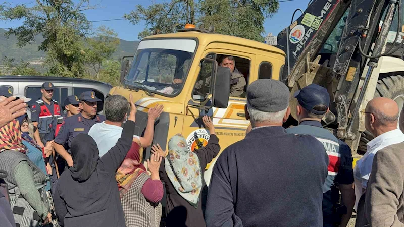 Vatandaşlar hayvan barınağına karşı iş makinesinin önünü kesti
