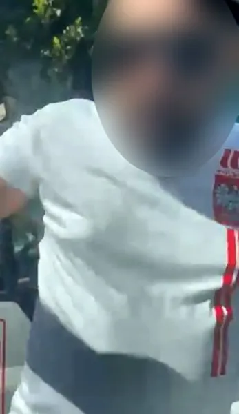 Safari aracının şoförü Ukraynalı sürücünün önünü kesip camı yumrukladı
