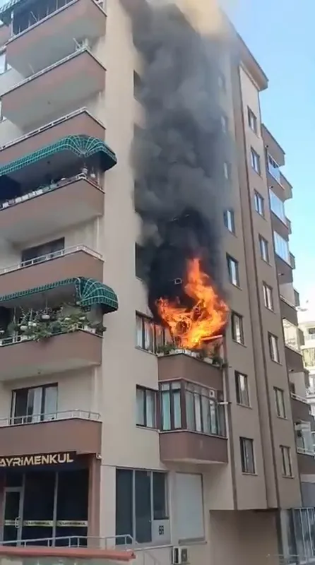 Bursa’da 7 katlı apartmanda korku dolu anlar
