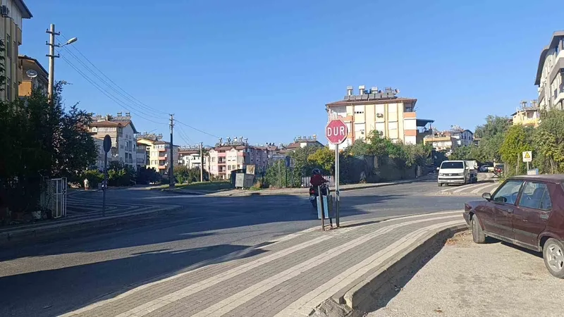 ‘Dur’ levhasına rağmen durmayan motorlu bisiklet otomobile çarptı: 1 yaralı
