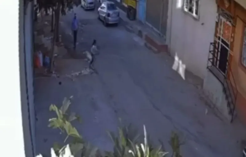 Gaziantep’te güpegündüz çocuk kaçırma girişimi son anda engellendi
