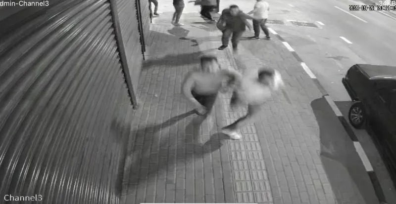 Kalabalığın arasına daldı, husumetlisini başından böyle vurdu
