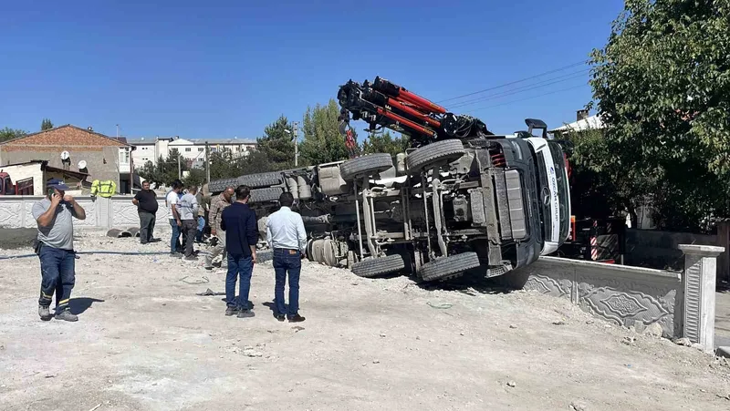 Beton mikseri devrildi, sürücüsü hafif şekilde yaralandı

