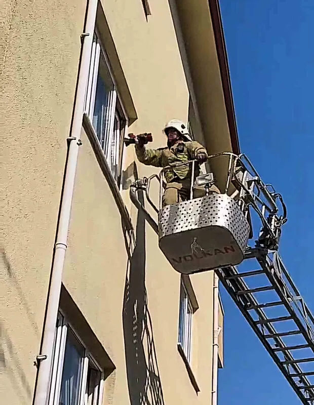 Lavaboda felaşan şahıs, evin camı kırılarak kurtarıldı
