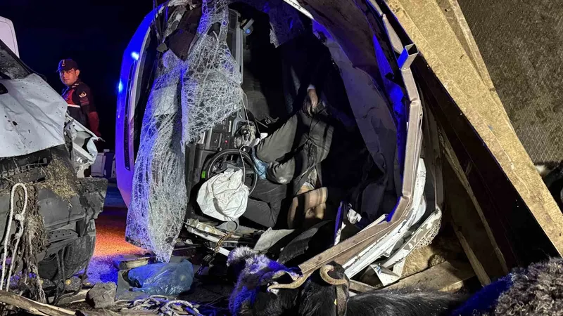 Diyarbakır’da iki kamyonet çarpıştı: 2 ölü, 1 yaralı
