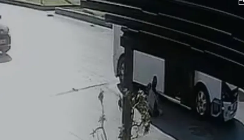 Kapısı açık hareket eden minibüsten öğrenci düştü
