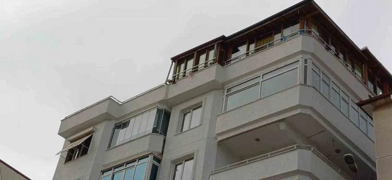 Ünlü sanatçı Güllü evinin terasından düşerek hayatını kaybetti
